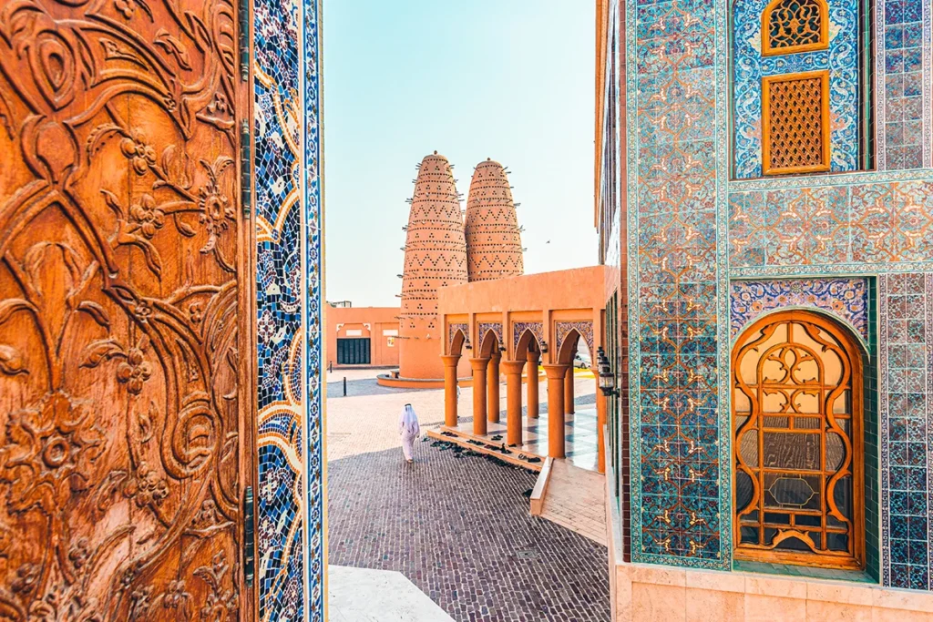 Die Katara-Moschee mit beeindruckenden blauen Mosaikfassaden und den Taubentürmen im Innenhof.