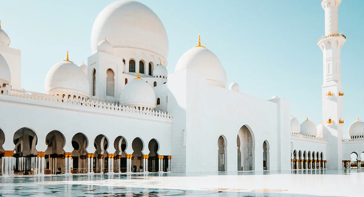 Innenhof der strahlend weißen Scheich-Zayid-Moschee in Abu Dhabi in den Vereinigten Arabischen Emiraten.