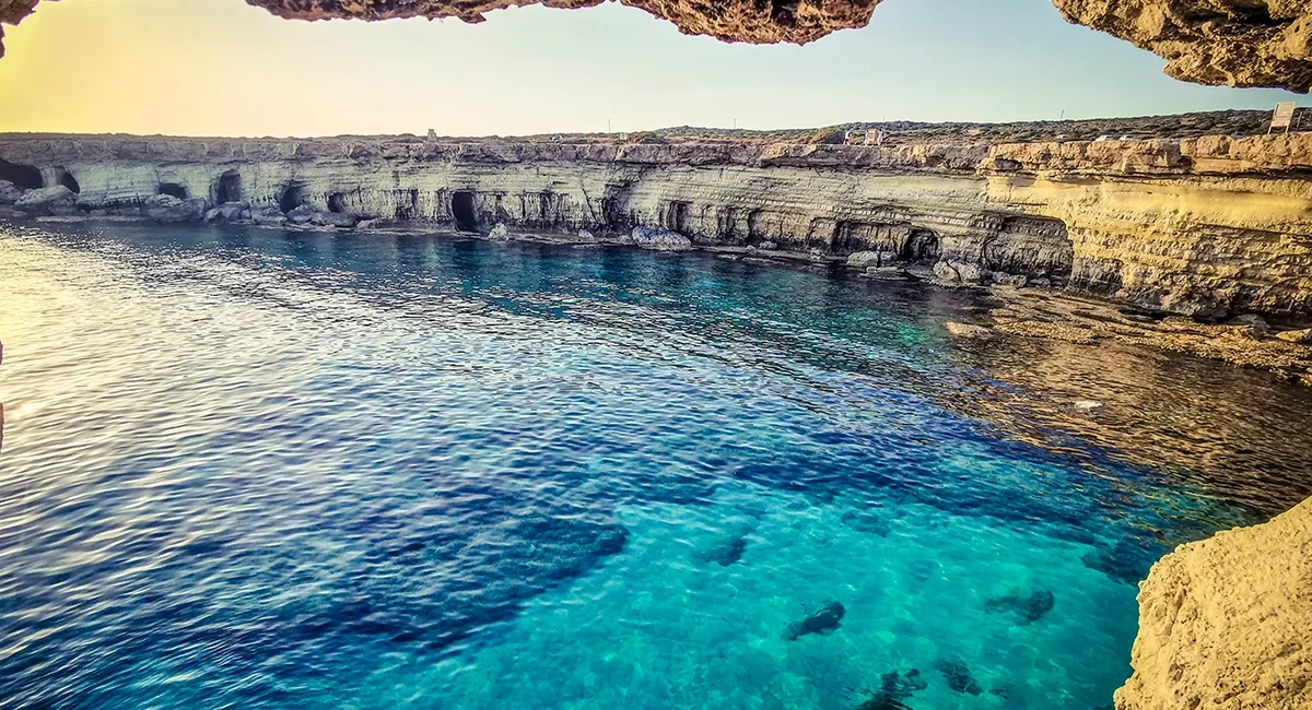 Aussicht auf die Meereshöhlen auf Zypern mit kristallklarem Wasser und steilen Klippen