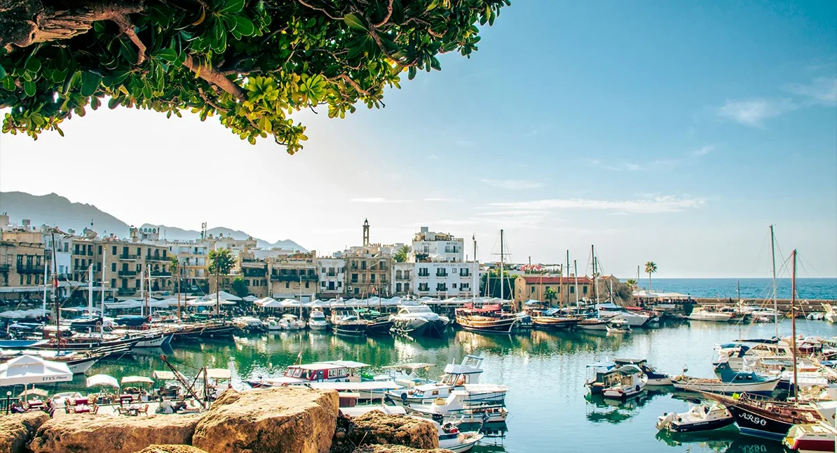 Der Hafen und die Uferpromenade in Kyrenia auf Zypern mit vielen Booten, traditionellen Häusern und Restaurants