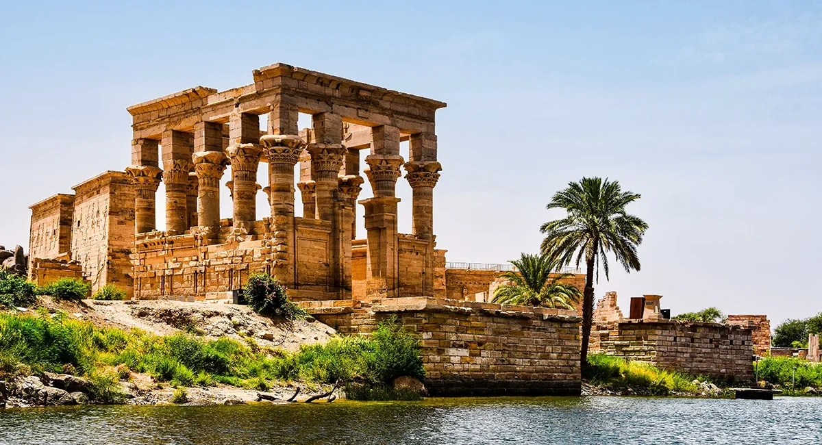 Das historische Bauwerk des Philae Tempels am Nil in Ägypten