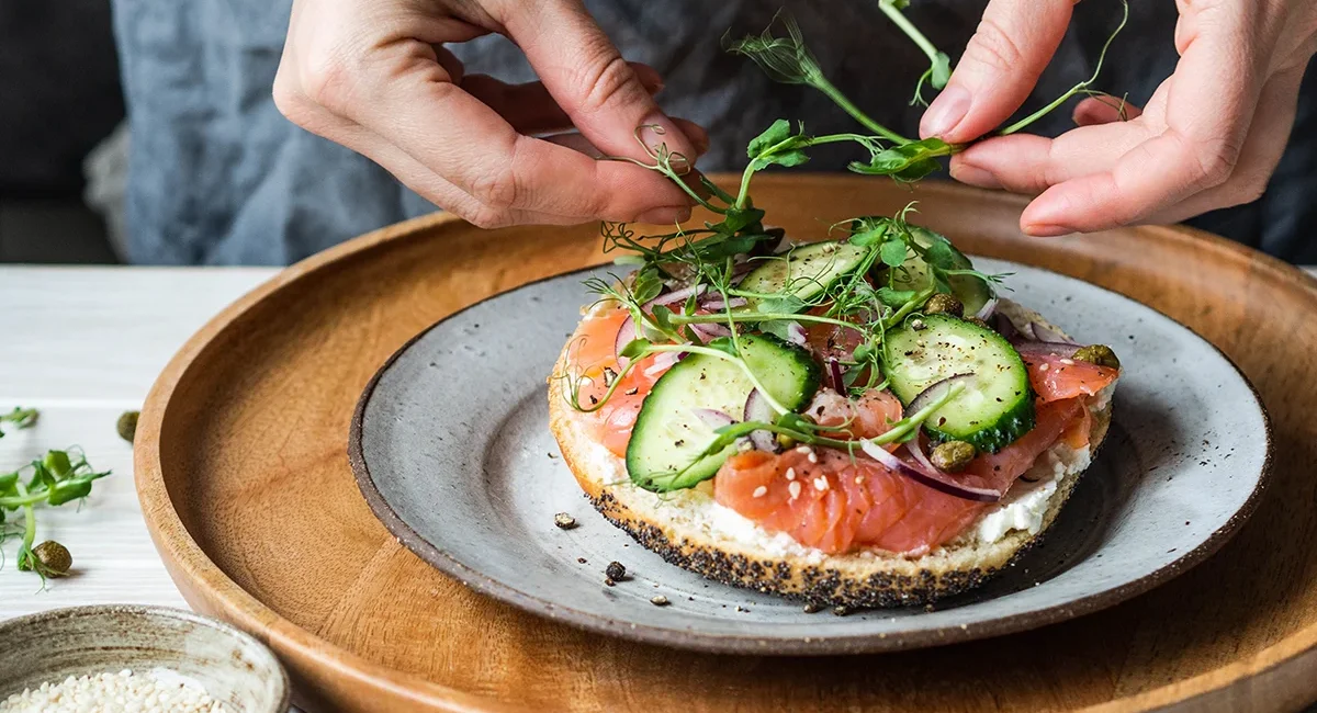 Ein dänisches Smörrebröd mit Frischkäse und Lachs.