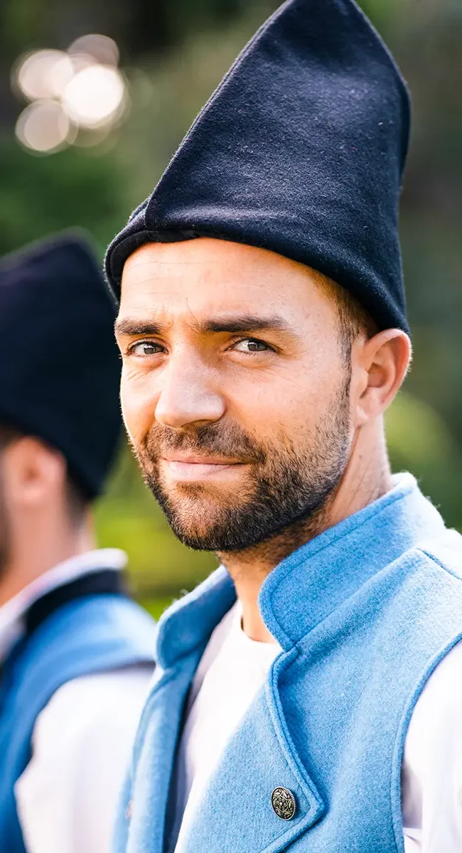 Porträt eines georgischen Mannes in einheimischer Tracht gekleidet