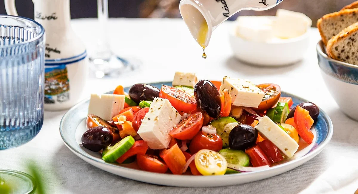 traditioneller griechischer Bauernsalat mit Tomaten, Gurken, Zwiebeln, Oliven, Feta und Olivenöl