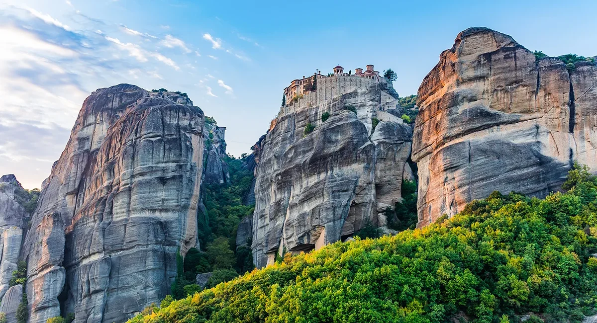 Die Metéora-Klöster auf hohen Sandsteinfelsen gebaut in Griechenland