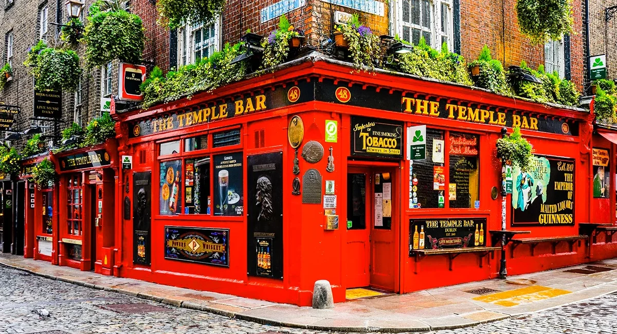 Ein uriger Pub in Dublin in Irland mit roter Fassade