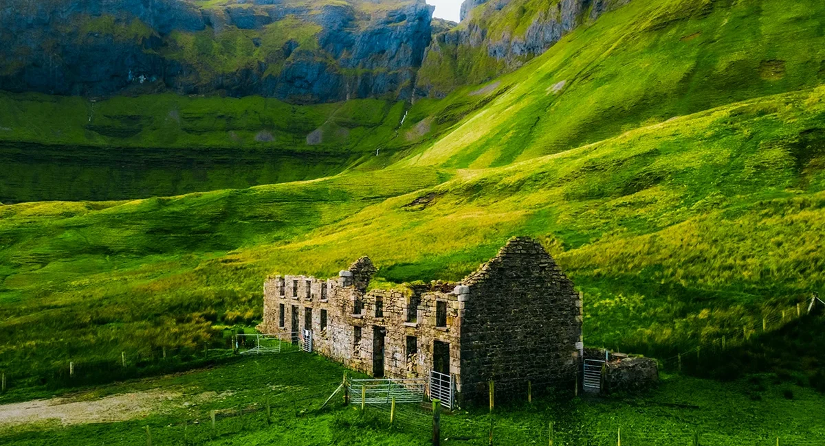 Blick auf einen alten zerfallenen Stall am Gleniff Horseshoe Drive in Irland, eine 10 Kilometer lange einspurige Schleife, die von der dramatisch beeindruckenden Kulisse der Dartry Mountains eingerahmt wird.