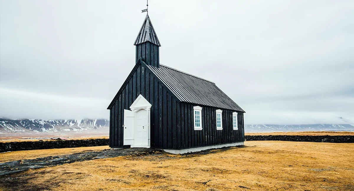 Die berühmte Schwarze Kirche von Budir in Island