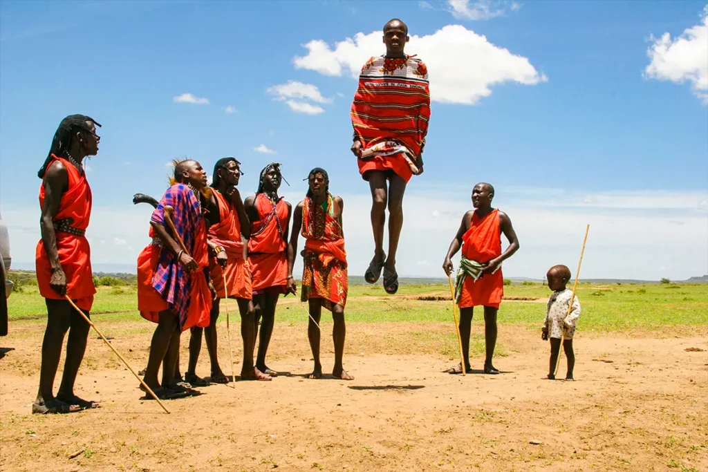 Mehrere Massai-Krieger, die den traditionellen Adumu-Springtanz in Kenia vorführen.