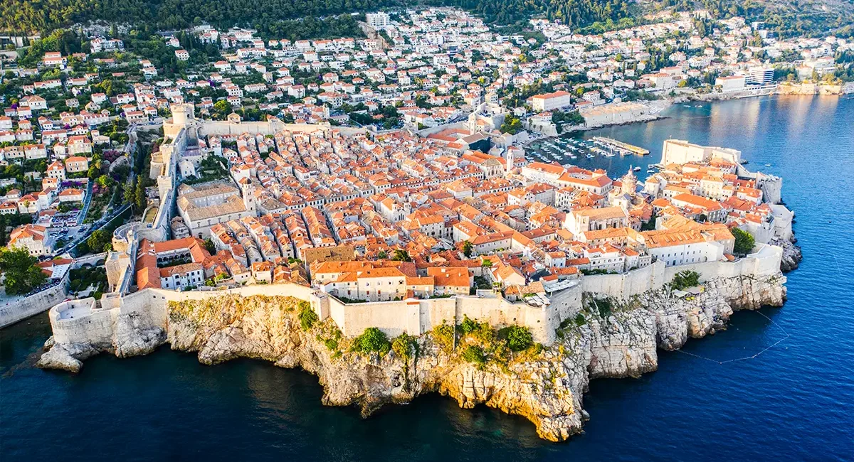 Die historische Altstadt von Dubrovnik, Kroatien, umgeben von ihren berühmten mittelalterlichen Stadtmauern und der steilen Küste.