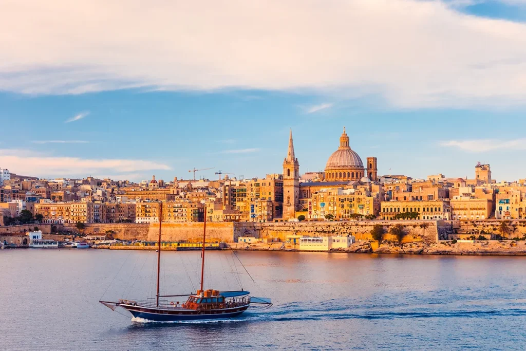 Das malerische Stadtbild von Valetta auf Malta mit den Festungsmauern und der barocken Architektur, aufgenommen vom Wasser des Großen Hafen aus.