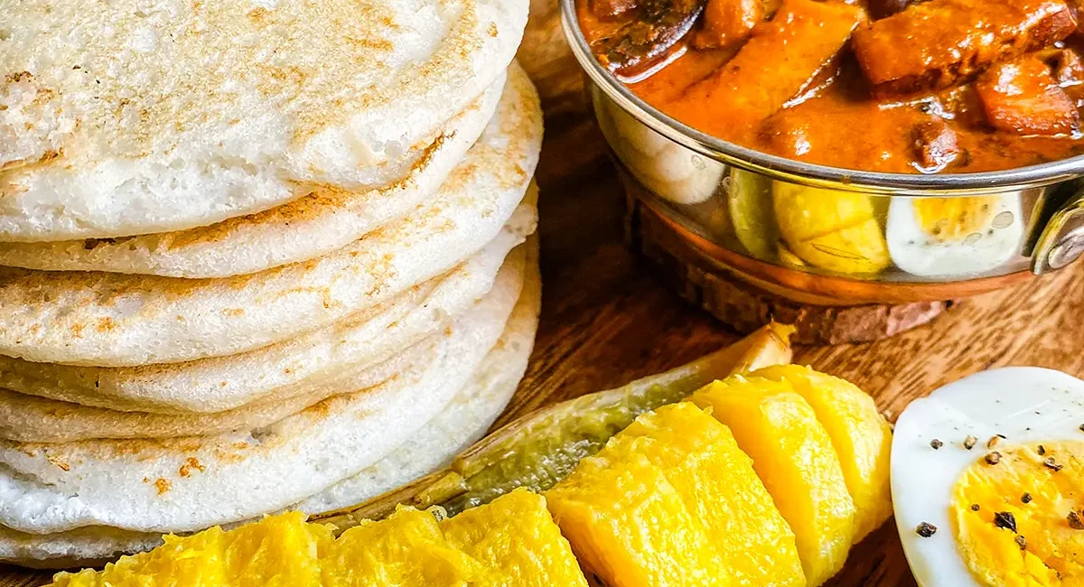 Ein traditionelles omanisches Gericht mit Pfannkuchen und Beilagen.