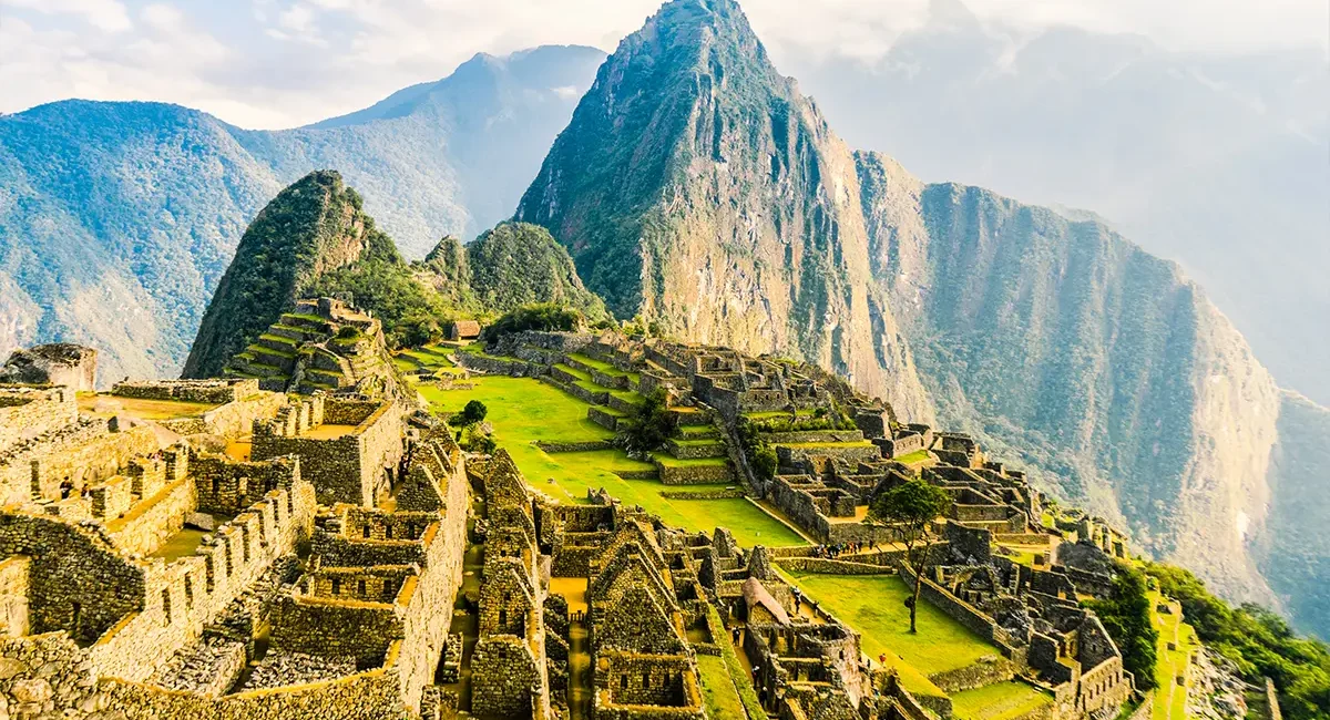 Die berühmte Inka-Ruinenstadt Machu Picchu in Peru, welche bekannt ist für ihre atemberaubende Lage in den Anden.