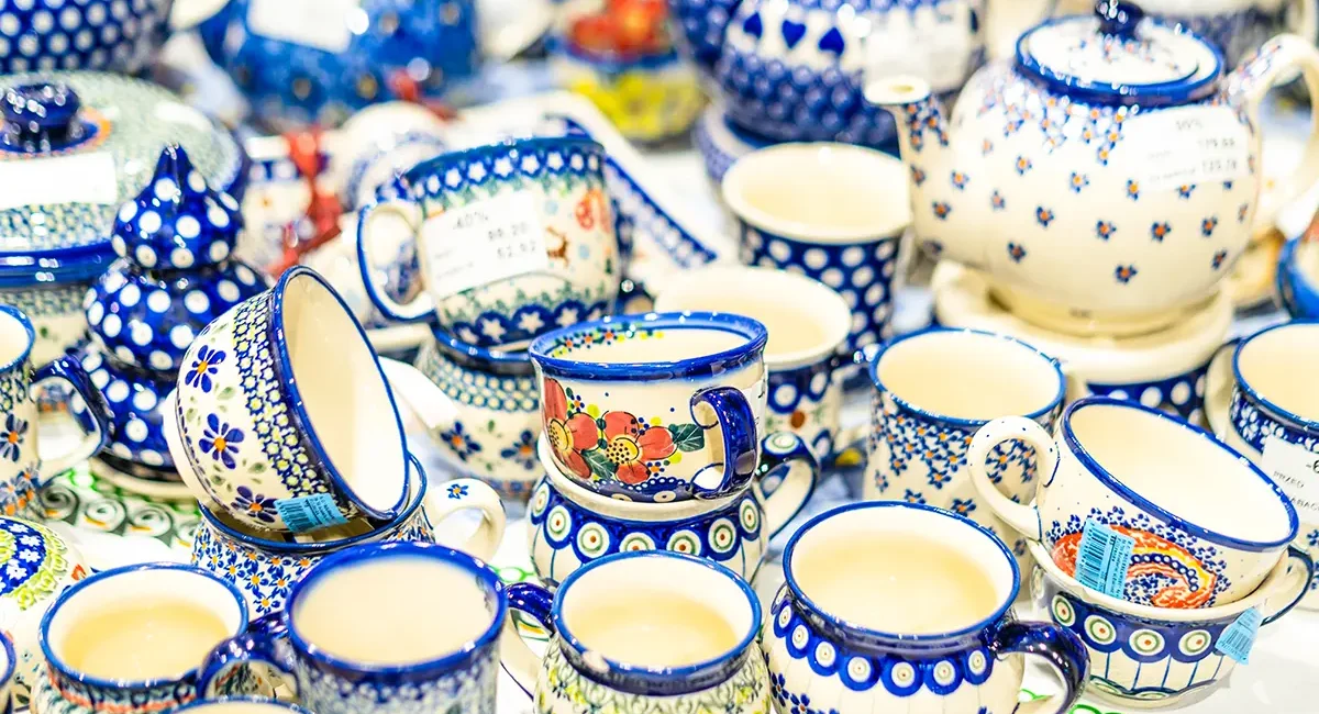 Ein Tisch ist voller polnischem Bunzlauer Porzellan mit handbemalten blauen Mustern.