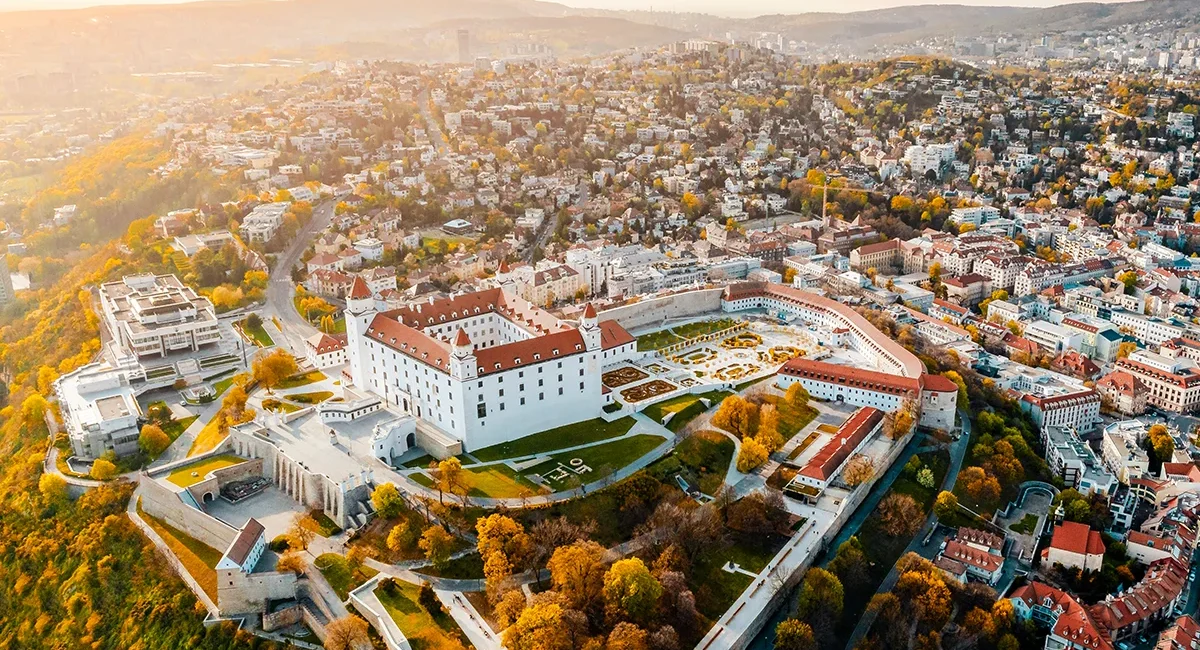 Die Burg Bratislava, die auf einem Hügel oberhalb der Altstadt und der Donau in der slowakischen Hauptstadt liegt.