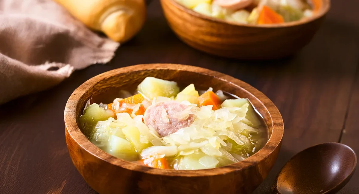 Traditionell slowakische Sauerkrautsuppe in kleinen Schüsseln aus Holz.