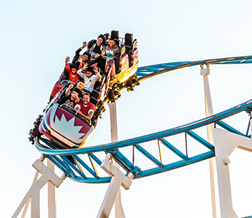 Betriebsausflug Spaß Achterbahn im Freizeitpark Erlebnis