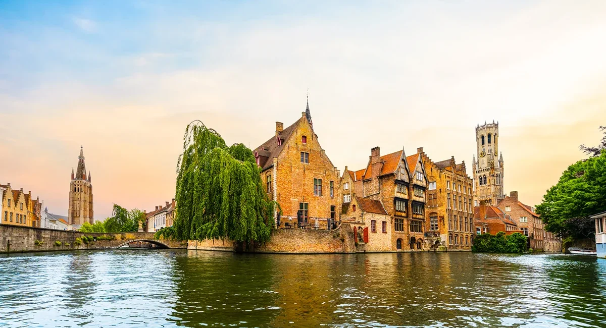 Der malerische Rozenhoedkaai in Brügge, Belgien mit seinen historischen Gebäuden und dem markanten Belfort-Turm an den Kanälen der Altstadt.