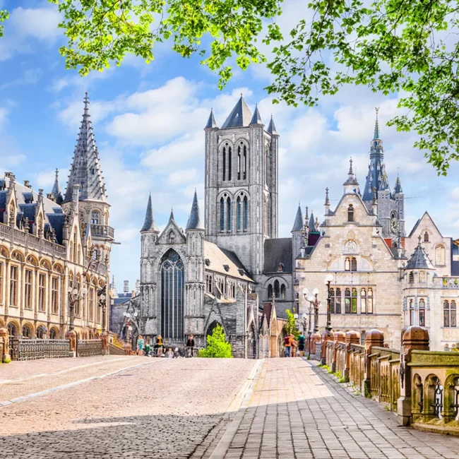Das historische Stadtzentrum von Gent in Belgien mit Blick über die Sankt-Michael-Brücke im Sommer.