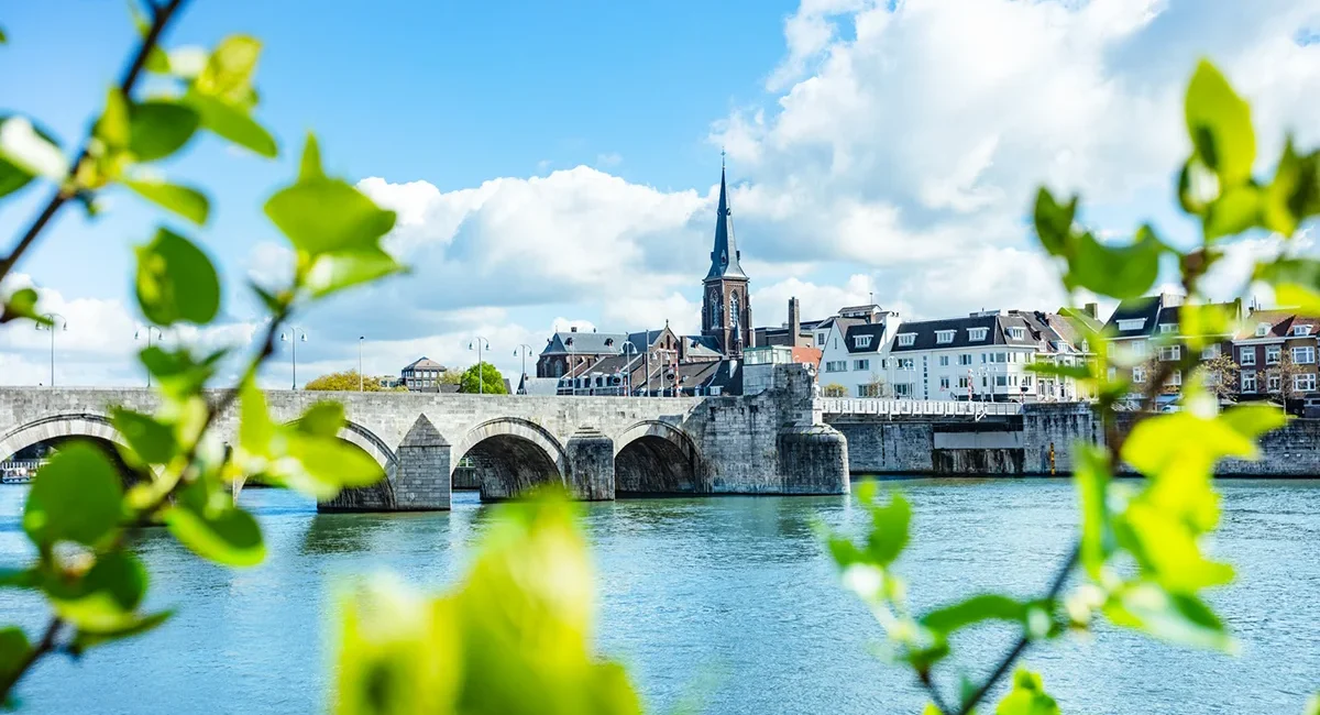 Die historische sommerliche St.-Servatius-Brücke in Maastricht, Niederlande.