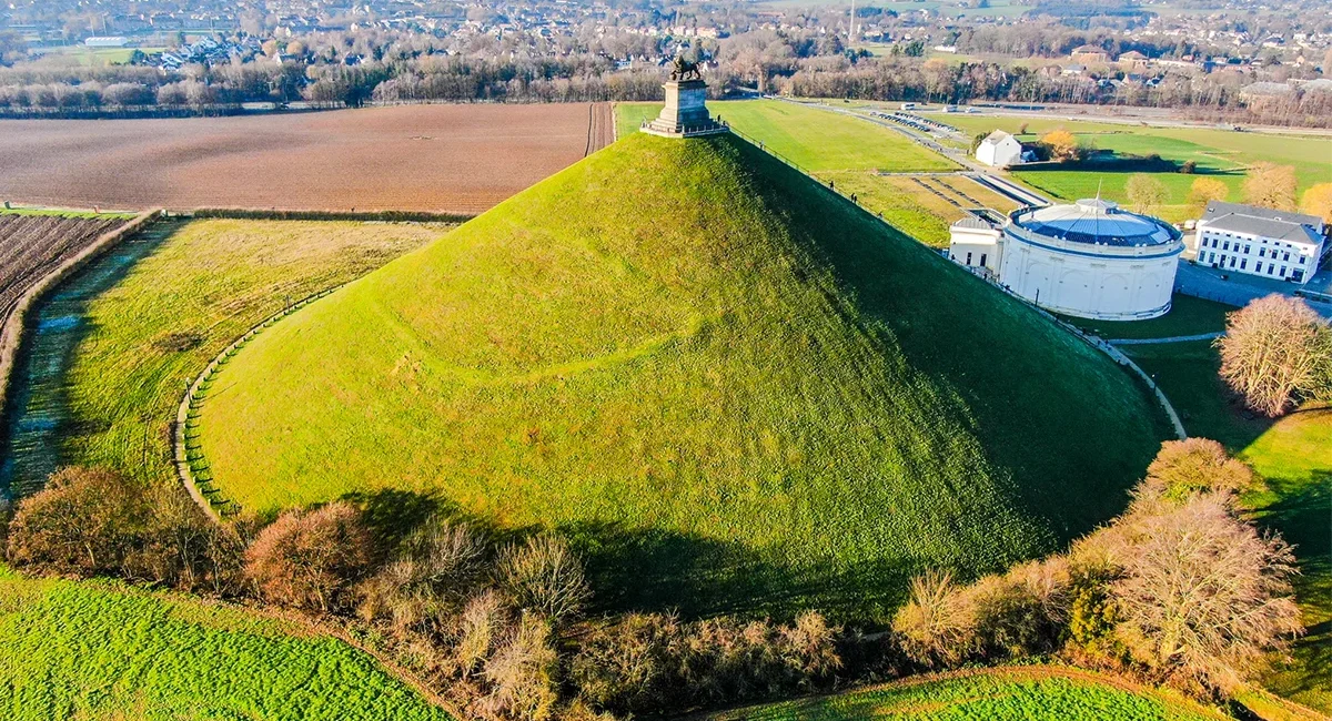 Der Löwenhügel auf dem Schlachtfeld vom belgischen Waterloo mit der Löwenstatue und dem Museum.