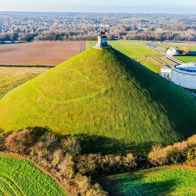 Der Löwenhügel auf dem Schlachtfeld vom belgischen Waterloo mit der Löwenstatue und dem Museum.