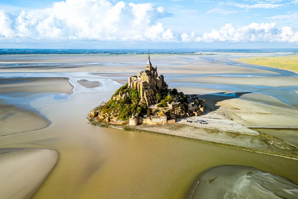 Der weltberühmte Klosterberg Le Mont-Saint-Michel in der Normandie, Frankreich bei Ebbe.