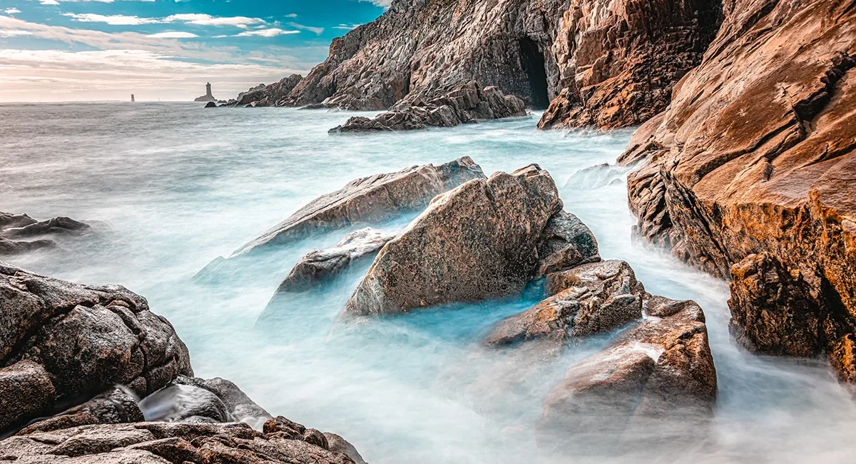 Die Pointe du Raz, ein markantes felsiges Kap mit schroffen Klippen in der Bretagne, Frankreich.