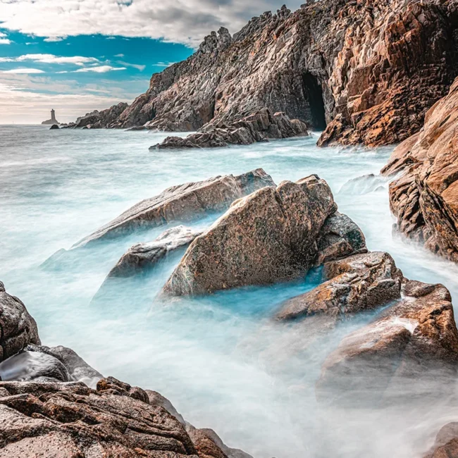 Die Pointe du Raz, ein markantes felsiges Kap mit schroffen Klippen in der Bretagne, Frankreich.