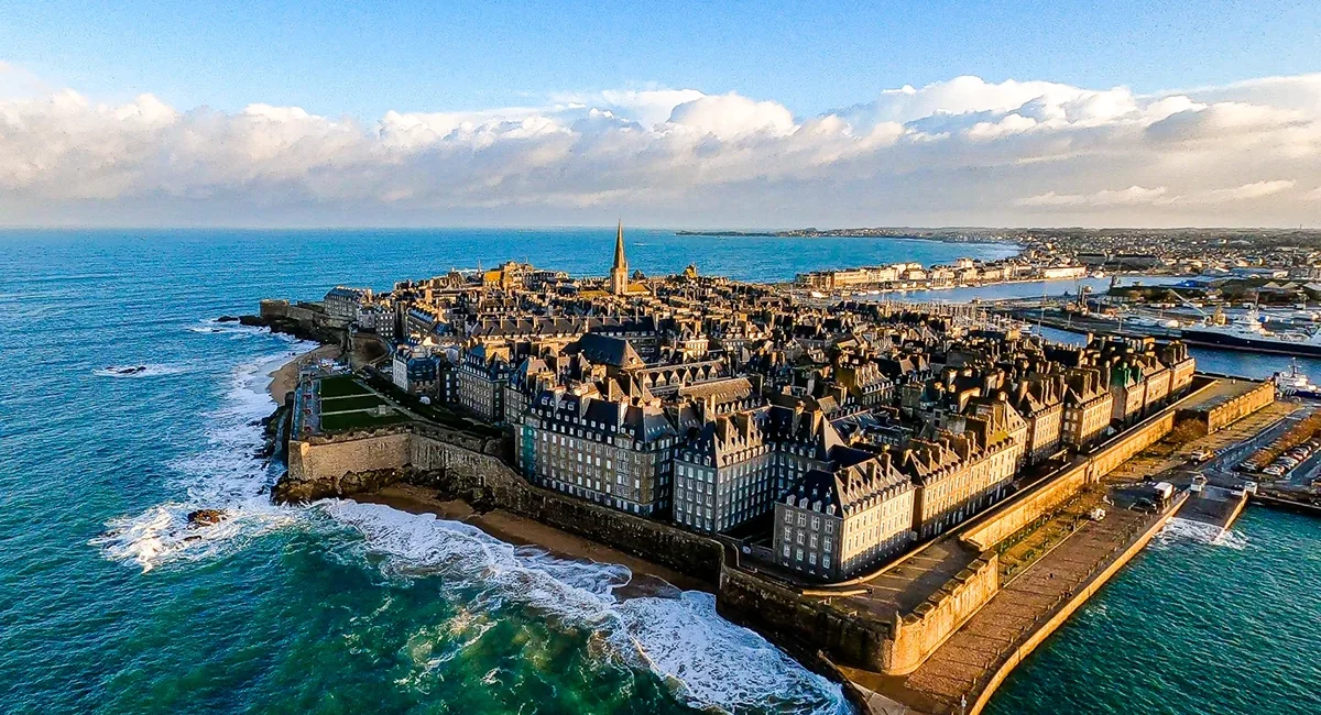 Die Hafenstadt Saint-Malo in der Bretagne, Frankreich mit dem historischen Stadtkern.