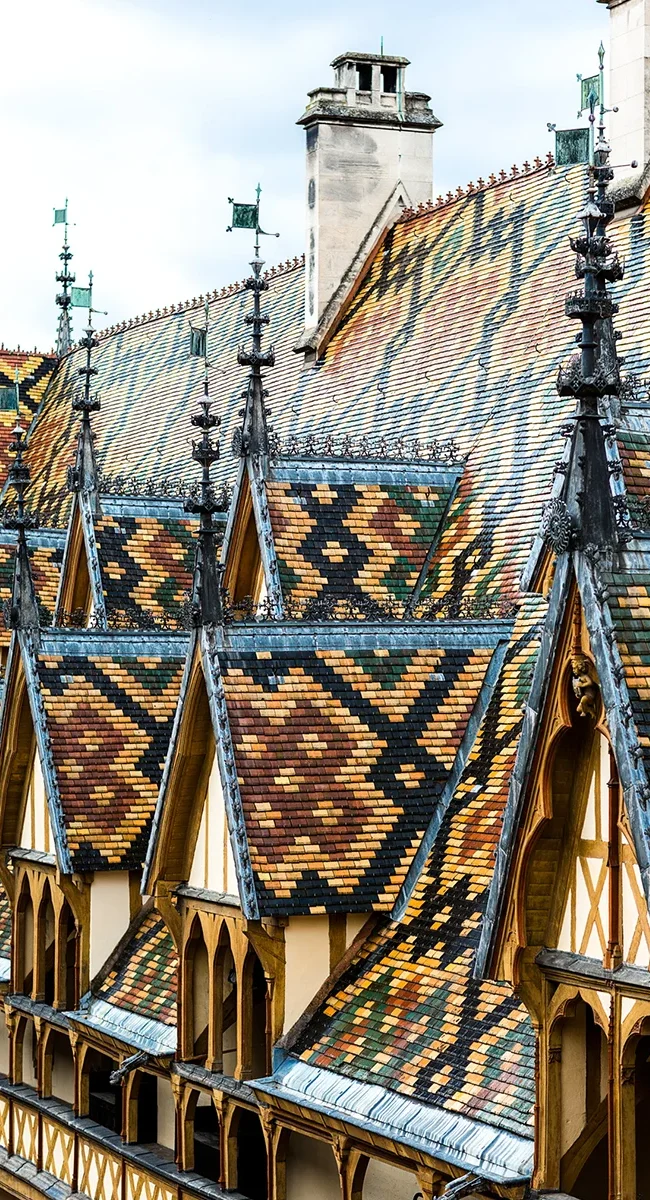 Die ikonischen bunten Dächer des Hôtel-Dieu in Beaune, Frankreich.