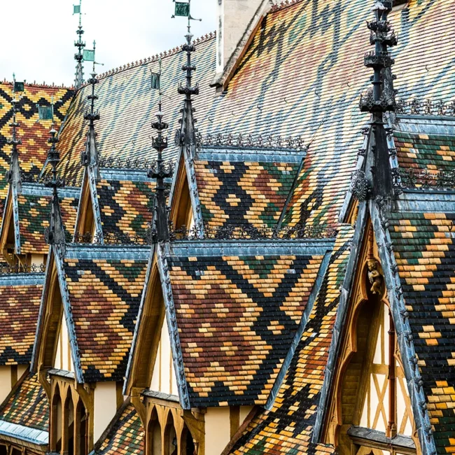 Die ikonischen bunten Dächer des Hôtel-Dieu in Beaune, Frankreich.