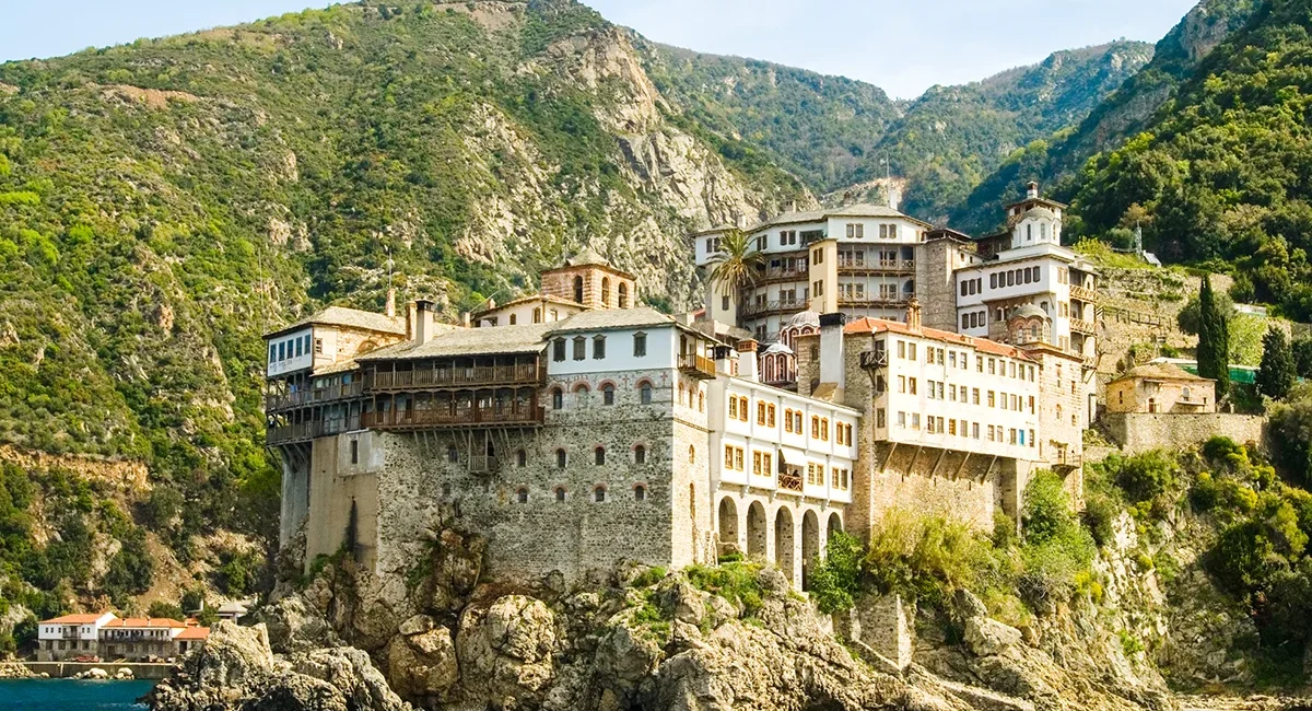 Das Kloster Gregoriou am Berg Athos direkt an der Küste auf der Halbinsel Chalkidiki in Griechenland.