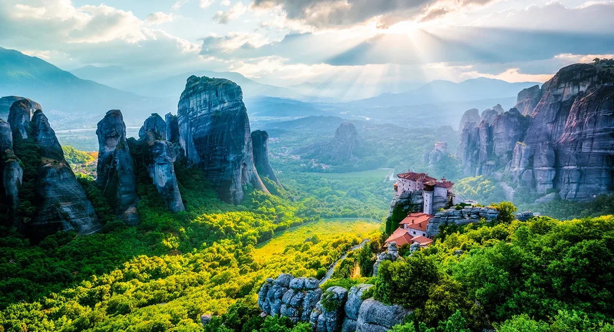 Die Meteora-Klöster in Griechenland, ein beeindruckendes UNESCO-Weltkulturerbe, bei dem Klöster auf riesigen Felssäulen thronen.