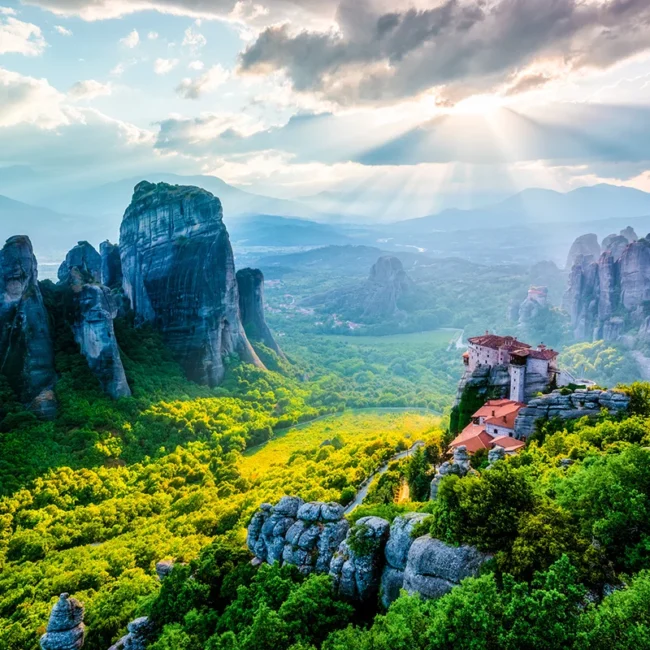 Die Meteora-Klöster in Griechenland, ein beeindruckendes UNESCO-Weltkulturerbe, bei dem Klöster auf riesigen Felssäulen thronen.