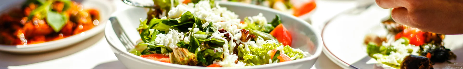 Schüsseln mit frischem griechischen Salat auf der Halbinsel Chalkidiki.