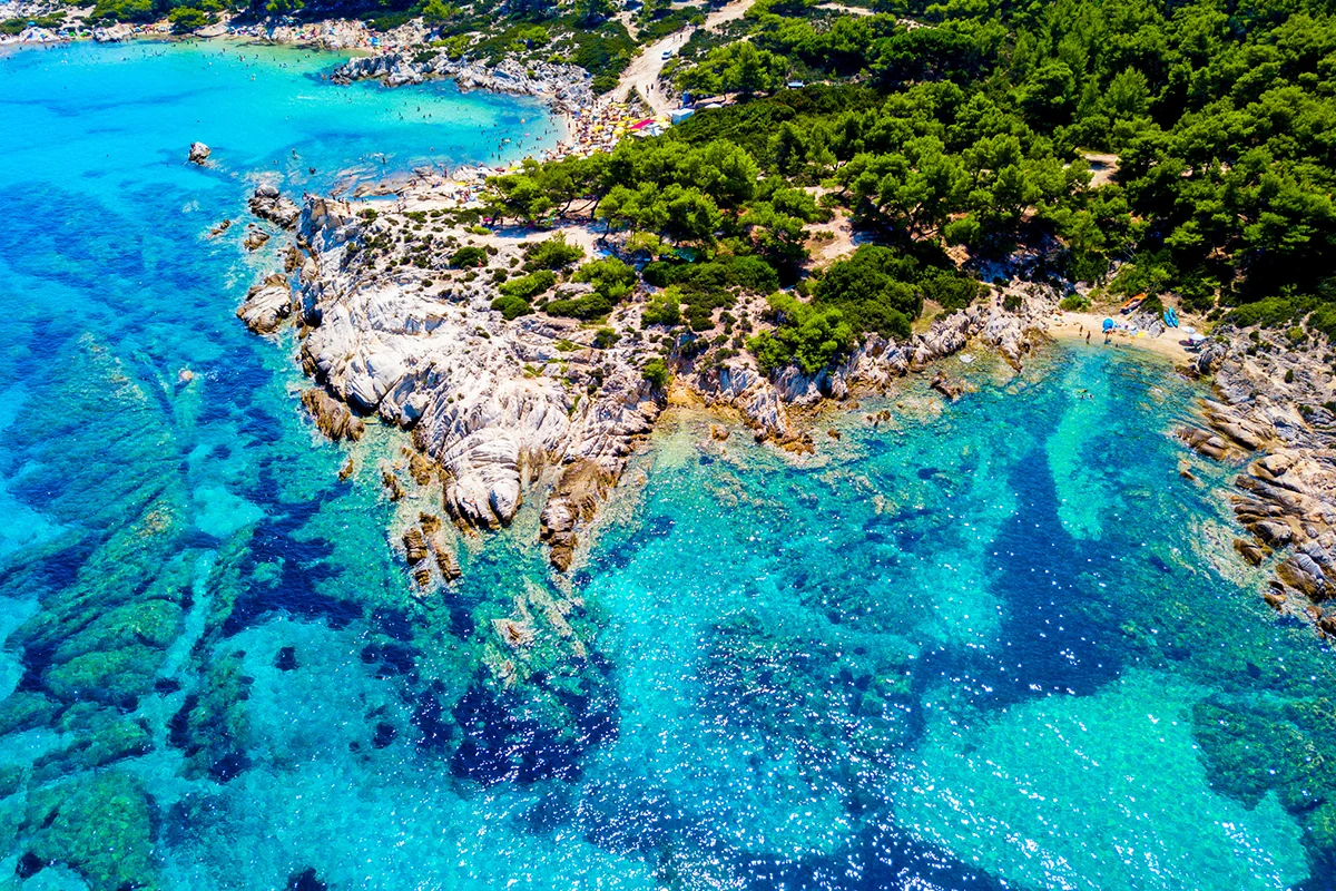 Die Strände von Chalkidiki mit kristallklarem, türkisfarbenem Wasser.