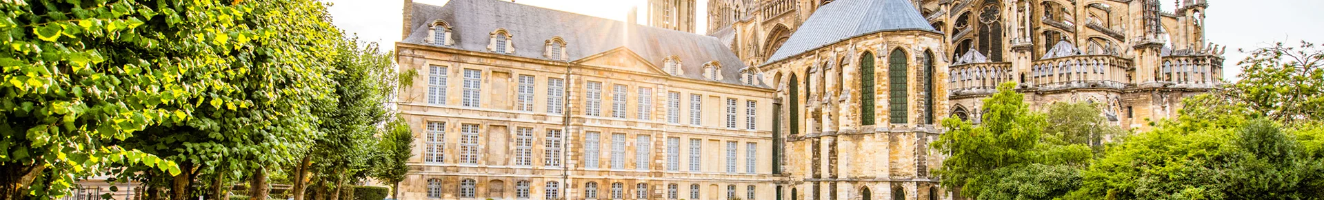 Der Palais du Tau und die angrenzende Kathedrale Notre-Dame im französischen Reims.