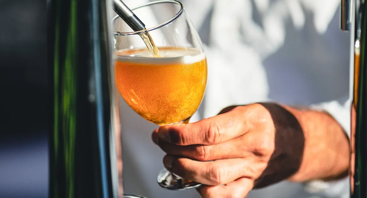 In Dänemark wird am Zapfhahn ein Glas Cider eingeschenkt.