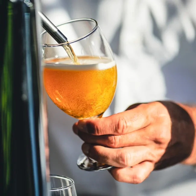 In Dänemark wird am Zapfhahn ein Glas Cider eingeschenkt.