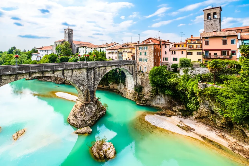 Die berühmte Ponte del Diavolo (Teufelsbrücke) mit türkisem Wasser in Cividale del Friuli, einer historischen Stadt in der Region Friaul-Julisch Venetien im Nordosten Italiens.