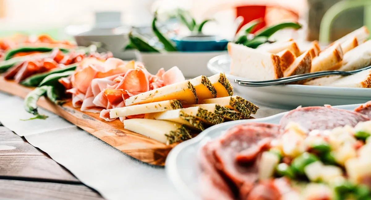 Vesperplatten mit Wurst, Käse und Brot in Friaul in Italien.