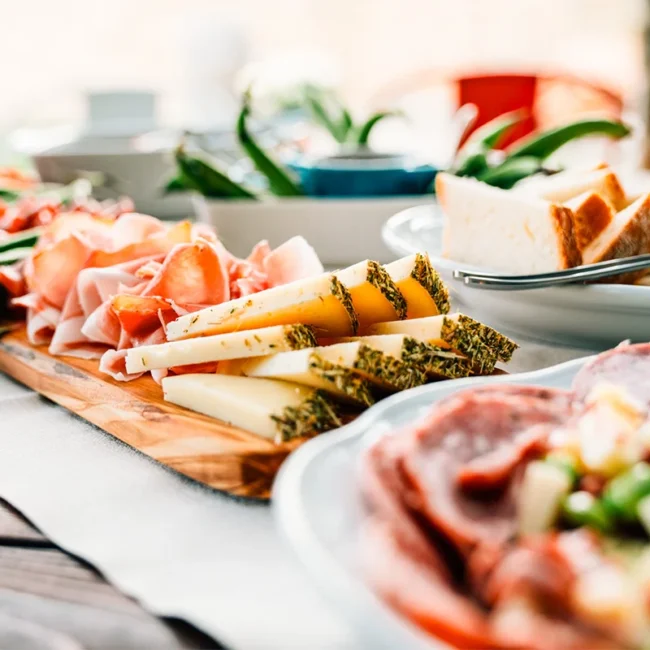 Vesperplatten mit Wurst, Käse und Brot in Friaul in Italien.