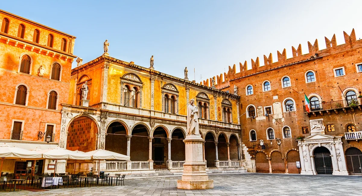 Die Piazza dei Signori, einen der elegantesten und geschichtsträchtigsten Plätze in der Altstadt von Verona, Italien.