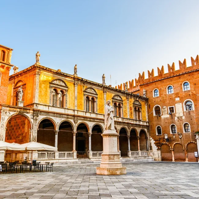 Die Piazza dei Signori, einen der elegantesten und geschichtsträchtigsten Plätze in der Altstadt von Verona, Italien.