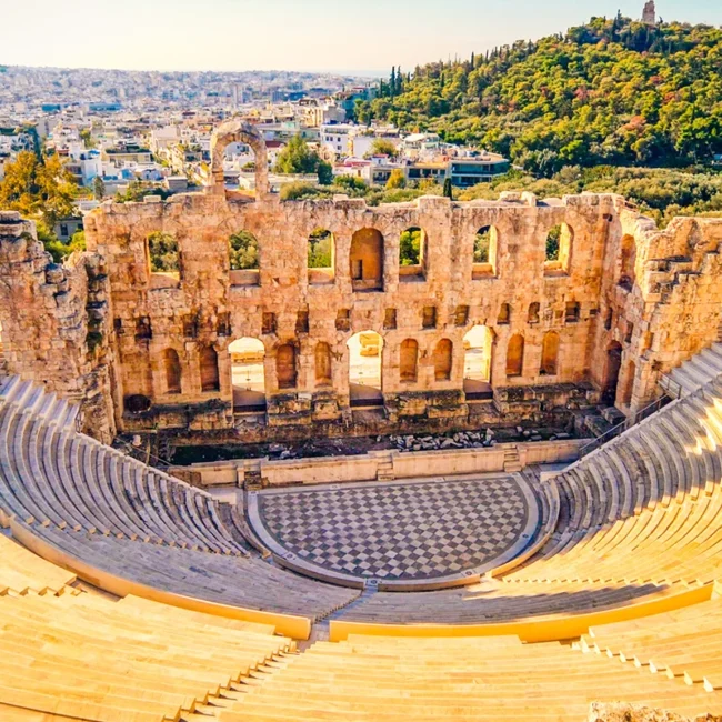 Das antike Odeon des Herodes Atticus, ein gut erhaltenes steinernes Freilufttheater am Fuße der Akropolis in Athen, Griechenland, vor dem Hintergrund der modernen Stadt.