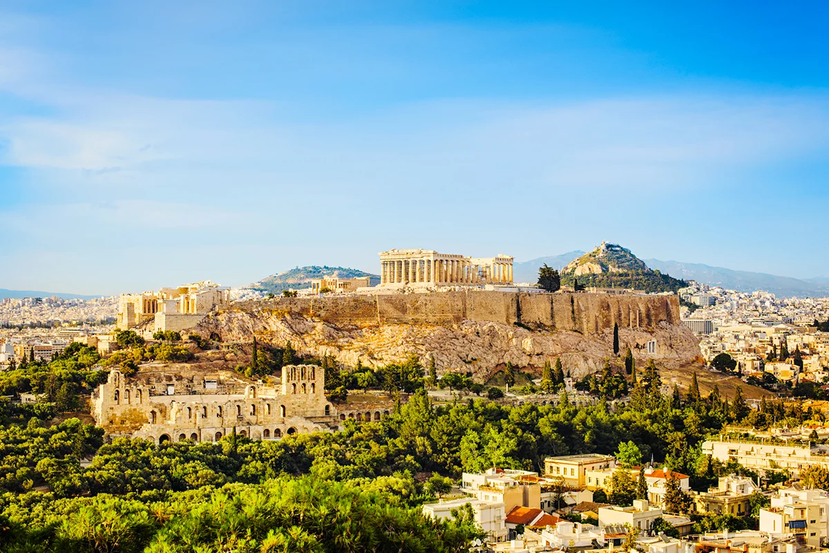 Die antike Akropolis von Athen, die mit dem markanten Parthenon-Tempel majestätisch auf einem Felsen über der griechischen Hauptstadt thront.