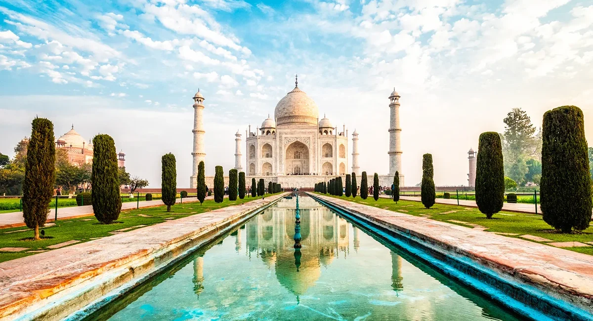 Der symmetrische Taj Mahal aus weißem Mamor, ein weltberühmtes Mausoleum in Agra, Indien.