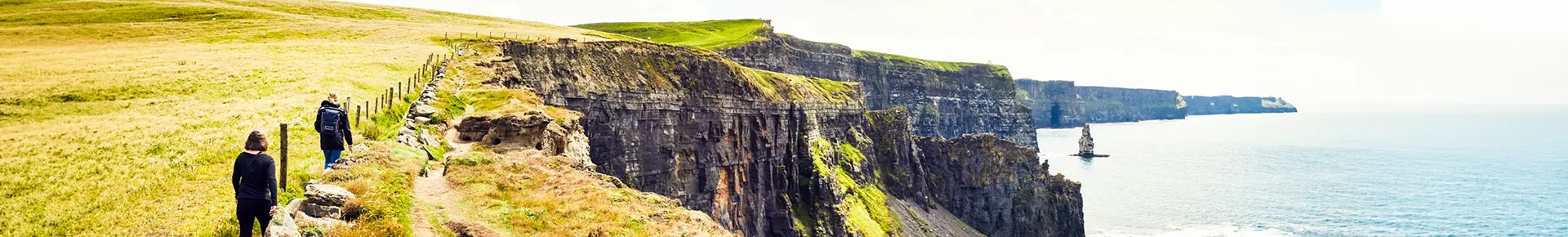 Die bekannte steile Kliffküste Cliffs of Moher in Irland.