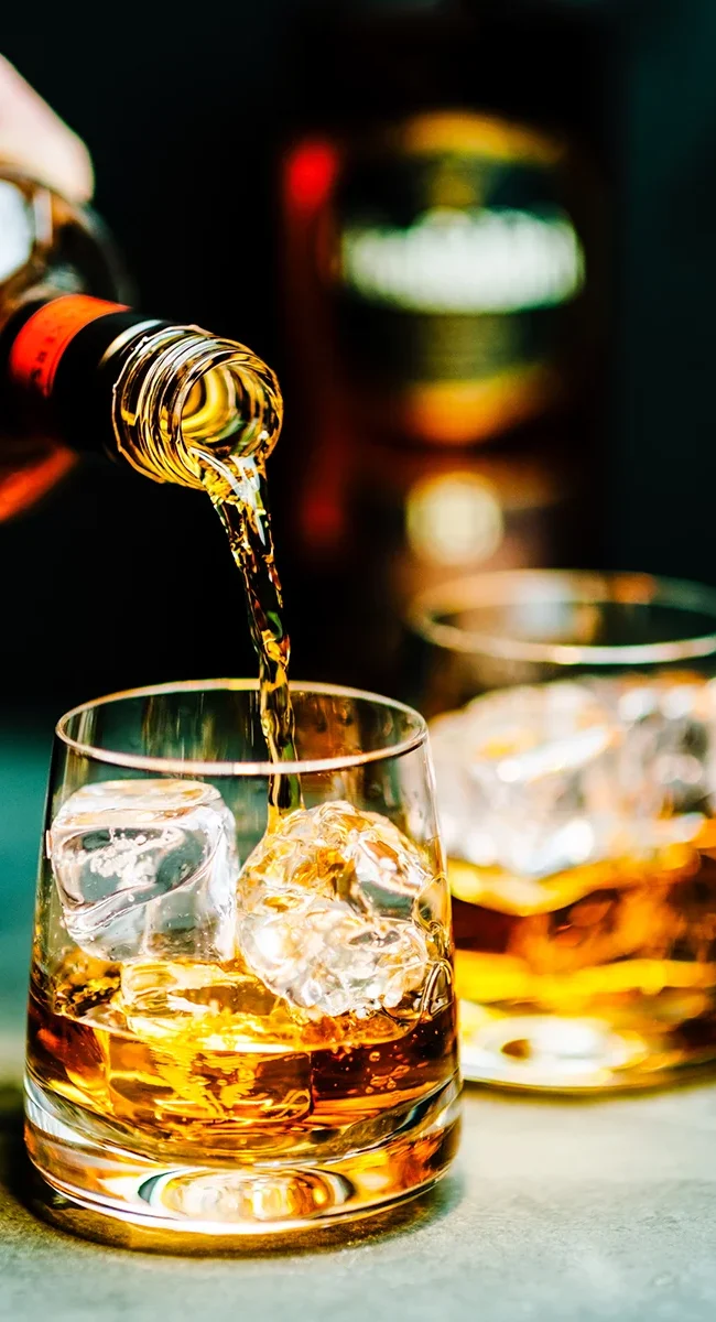 Zwei Gläser irischer Whisky auf Eis.